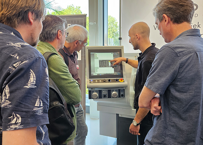 Medewerkers van Style CNC Machines hadden alle gelegenheid om de uitbreidingen en de verbeteringen van de nieuwe besturing uit te leggen.