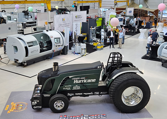 Een blikvanger op Dé Maakindustrie Dag was de nieuwe tractor van Team Hurricane.