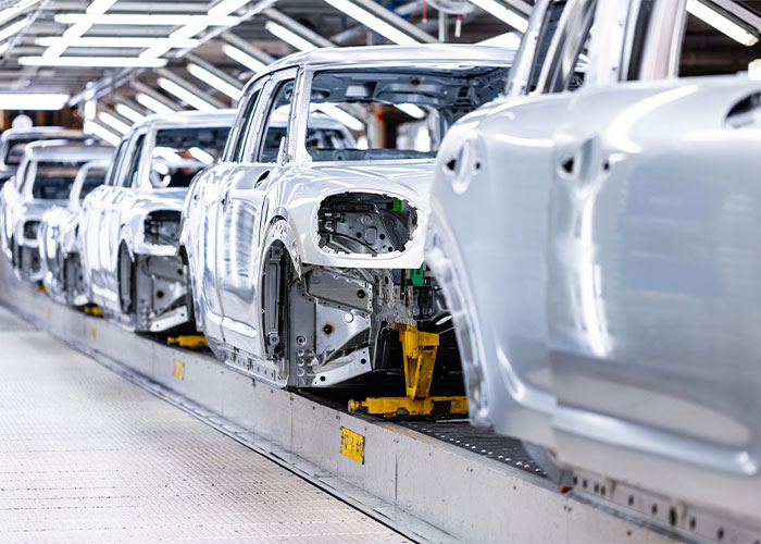 Met de stap naar één ploeg is er bij VDL Nedcar werk voor 2.100 medewerkers. Op dit moment telt de autofabriek in totaal 3.950 medewerkers.