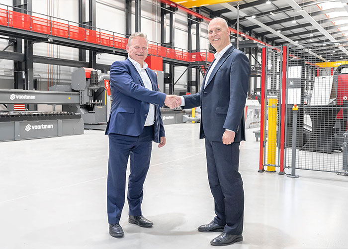 Mark Voortman, CEO van Voortman Steel Machinery, schudt Ralf Hamacher, directeur Müller Opladen, de hand.