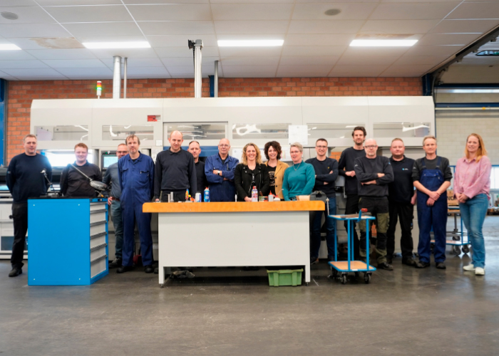 Het team van Zoer Techniek is over de jaren gegroeid naar achttien mensen, waarvan er sommigen al 40 jaar werken. De toeleverancier investeert continu in vernieuwing om de laatste stand der techniek in huis te hebben. Het team staat voor de nieuwe Muratec MT200GT3.