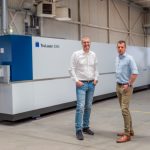 Renze de Graaf (links) en Rick van der Weerd bij de nieuwste aanwinst van Jacfriesland. De Trumpf vlabedlaser heeft 24 kW vermogen en een snijtafel van 8x2,5 m en is uitgerust met Eco Cooler en EdgeLine Bevel. Jacfriesland - Vlakbedlaser