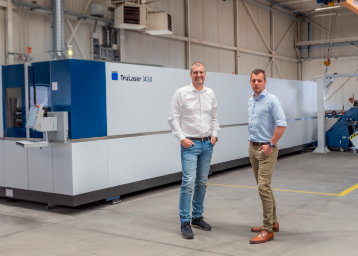 Renze de Graaf (links) en Rick van der Weerd bij de nieuwste aanwinst van Jacfriesland. De Trumpf vlabedlaser heeft 24 kW vermogen en een snijtafel van 8x2,5 m en is uitgerust met Eco Cooler en EdgeLine Bevel. Jacfriesland - Vlakbedlaser