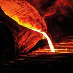 Staal gieten is een productieproces waarbij gesmolten staal in een mal wordt gegoten om een specifieke vorm te creëren.