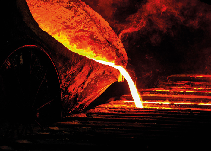 Staal gieten is een productieproces waarbij gesmolten staal in een mal wordt gegoten om een specifieke vorm te creëren.