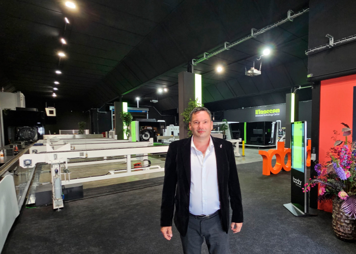 Jurgen Kroeze in het nieuwe Bodor Technology Center in Enschede. Hier staan zeven verschillende lasers (vlakbedlasers, buislasers en een profiellaser) werkend opgesteld.