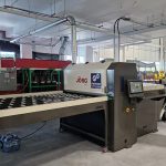 De Jörg coil lasersnijmachine maakt het productieproces efficiënter, sneller en goedkoper. De klant in Canada gebruikt hem voor het snijden van uitslagen van luchtkanalen.