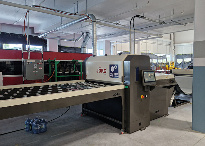 De Jörg coil lasersnijmachine maakt het productieproces efficiënter, sneller en goedkoper. De klant in Canada gebruikt hem voor het snijden van uitslagen van luchtkanalen.
