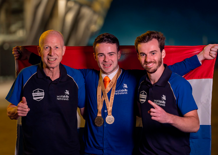 Europees kampioen Bart Willems met zijn begeleiders Wim van der Merwe (links) en Richard Roolvink. “Ze stonden altijd voor me klaar, echt super.”