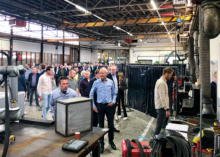 Na deze officiële openingshandeling volgde voor alle genodigden een uitgebreide rondleiding door de fabriek en langs de vele speciaalmachines en medewerkers.