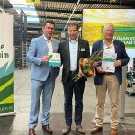 Ronnie van den Hurk, directielid van De Cromvoirtse (midden), neemt de Groene Pluim in ontvangst uit handen van wethouder Eric Logister van Oisterwijk (links). Rechts voorzitter Peter van den Eijnden van stichting de Groene Pluim.