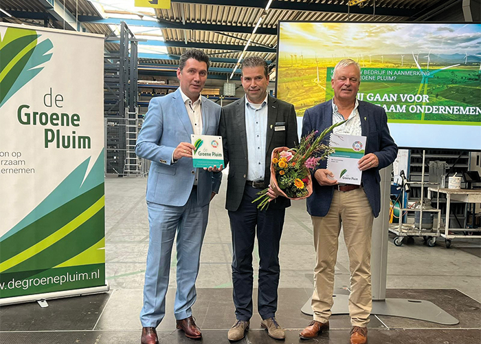 Ronnie van den Hurk, directielid van De Cromvoirtse (midden), neemt de Groene Pluim in ontvangst uit handen van wethouder Eric Logister van Oisterwijk (links). Rechts voorzitter Peter van den Eijnden van stichting de Groene Pluim.