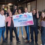 Gejuich bij Delwi/Groenink Machinefabriek. Het Enschedese bedrijf heeft de OOM Award 2023 voor de regio Overijssel in de wacht gesleept. (Foto: Olivier Huisman)