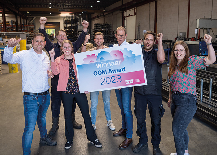 Gejuich bij Delwi/Groenink Machinefabriek. Het Enschedese bedrijf heeft de OOM Award 2023 voor de regio Overijssel in de wacht gesleept. (Foto: Olivier Huisman)
