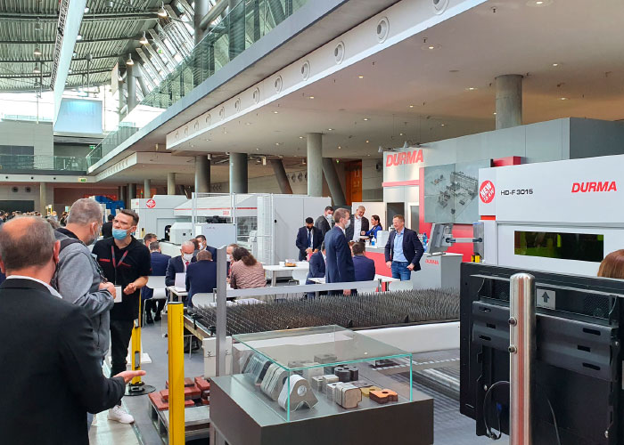 Beeld van de vorige Blechexpo in 2021. Van 7 tot en met 10 november opent Messe Stuttgart opnieuw de deuren voor deze beurs en de Schweisstec. De mondkapjes zullen niet meer nodig zijn.