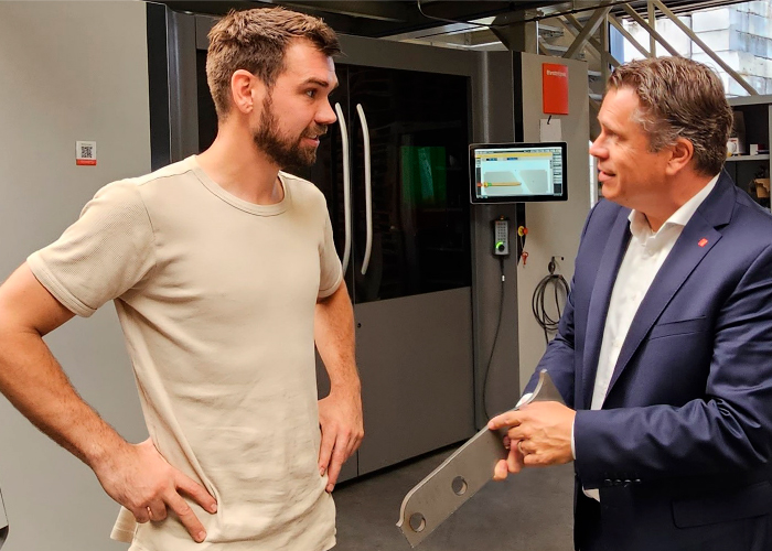 Joep van de Wal en Jan Berends met elkaar in gesprek voor de 10 kW BySmart Fiber van Kwaliteit Plaatwerk. De begeleiding en advisering door Bystronic is een belangrijk aspect van het partnerschap tussen de startende toeleverancier en de ervaren machinebouwer.