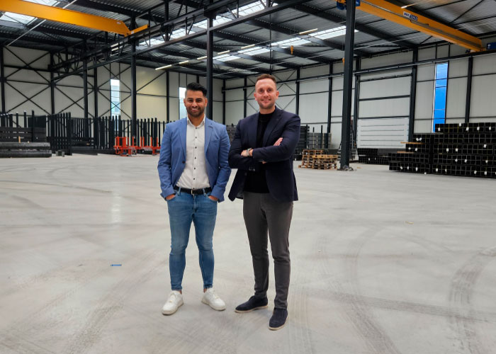 Inkoopmanager Sohail Rahimi en general sales manager Mark van der Velden staan net als hun collega’s te popelen om te verhuizen naar het nieuwe pand van Galvano Metaal. “De functie van een groothandel wordt belangrijker. Wij moeten een brede en diepe voorraad hebben en het materiaal snel kunnen leveren aan de productielijn.” Galvano Metaal