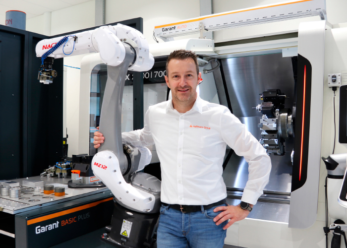 Peter Jansen, automation specialist bij Hoffmann Group, bij het Garant Automation Basic beladingssysteem dat op de METAVAK voor de tweede keer wordt gepresenteerd.