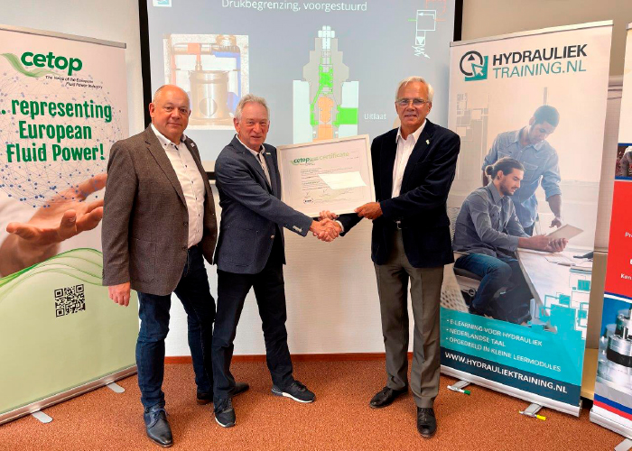 Peter Albers, eigenaar van Hydrauliektraining.nl, ontvangt het certificaat uit handen van Arjan Coppens, voorzitter van FEDA, en Arnaud Witlox, auditor van FEDAcademie.