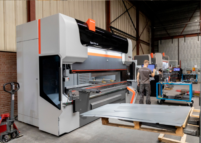 De afdeling plaatbewerking werkt met lasersnijmachines en kantbanken van Bystronic en een ontbraammachine van Q-Fin.