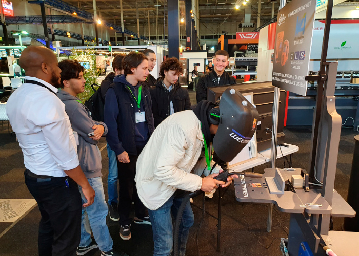 METAVAK-bezoekers kunnen elke dag een Weldkar OrangeOne lashelm winnen bij het spel met de WeldTrainer Simulator op de stand van MetaalNieuws.