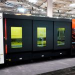 De nieuwe Optiplex 3015 NEO met 20kW gespot op EMO Hannover. De lasersnijmachine is voorzien van een gloednieuwe MCT3 snijkop en het Mazatrol SmoothLx CNC-besturingssysteem Mazak