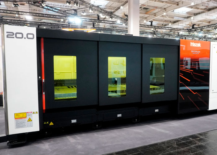 De nieuwe Optiplex 3015 NEO met 20kW gespot op EMO Hannover. De lasersnijmachine is voorzien van een gloednieuwe MCT3 snijkop en het Mazatrol SmoothLx CNC-besturingssysteem Mazak