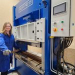 Annine Rozema gebruikt de Profi-Press werkplaatspers met een vermogen van 100 ton en ‘heated plates’ voor praktisch onderzoek naar biobased materialen.
