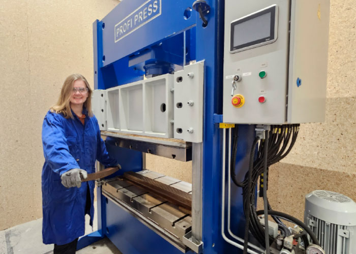 Annine Rozema gebruikt de Profi-Press werkplaatspers met een vermogen van 100 ton en ‘heated plates’ voor praktisch onderzoek naar biobased materialen.