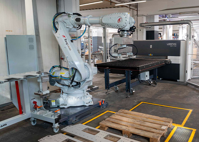 Dreeskornfeld koos voor een oplossing met twee robots om onderdelen tot 2 meter lang automatisch te kunnen verwerken.