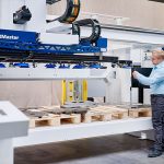 Met de nieuwe SheetMaster maakt de ponslaser-combinatie Trumatic 5000 een volautomatische materiaalstroom in de productiecel mogelijk – van het beladen en ontladen van de machine tot het verwijderen van bewerkte onderdelen.