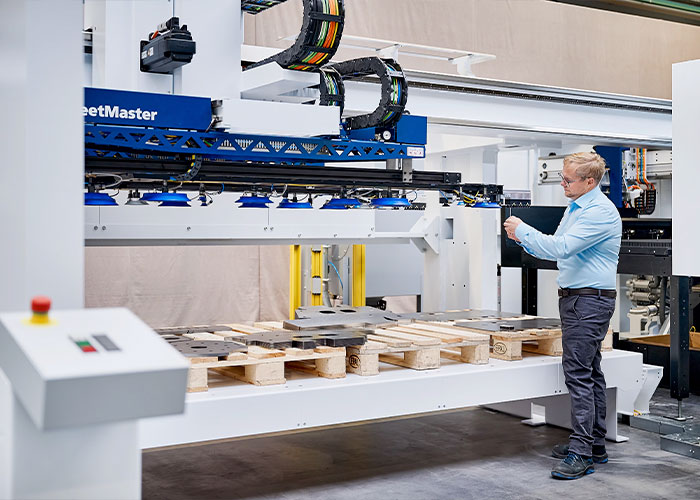 Met de nieuwe SheetMaster maakt de ponslaser-combinatie Trumatic 5000 een volautomatische materiaalstroom in de productiecel mogelijk – van het beladen en ontladen van de machine tot het verwijderen van bewerkte onderdelen.