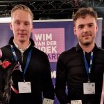 De winnaars van de Wim van der Hoek Prijs 2023, Marc Slob (links) en Youp Verbakel, met de trofee die bij de prijs hoort. (Foto: Mikrocentrum)