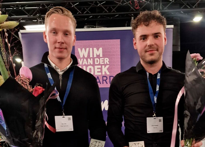 De winnaars van de Wim van der Hoek Prijs 2023, Marc Slob (links) en Youp Verbakel, met de trofee die bij de prijs hoort. (Foto: Mikrocentrum)