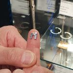 Laser Technology Janssen presenteerde een mini-tandwieltje met een diameter van slechts 1,4 mm die middels micro-lasersnijden is geproduceerd - Precisiebeurs