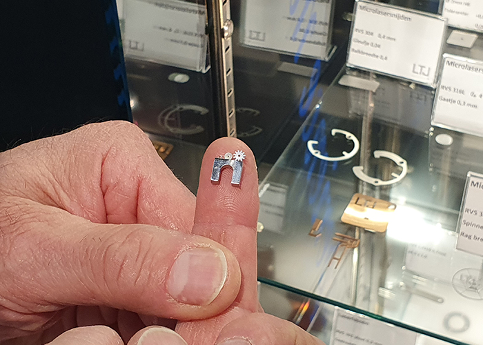 Laser Technology Janssen presenteerde een mini-tandwieltje met een diameter van slechts 1,4 mm die middels micro-lasersnijden is geproduceerd - Precisiebeurs