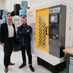 STODT-directeur Jeroen Rouwhof en instructeur Jesper Wittkampf bij de nieuwste aanwinst in het machinepark, een Fanuc Robodrill, freesbank met de nieuwste besturing van Fanuc.