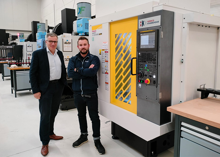 STODT-directeur Jeroen Rouwhof en instructeur Jesper Wittkampf bij de nieuwste aanwinst in het machinepark, een Fanuc Robodrill, freesbank met de nieuwste besturing van Fanuc.