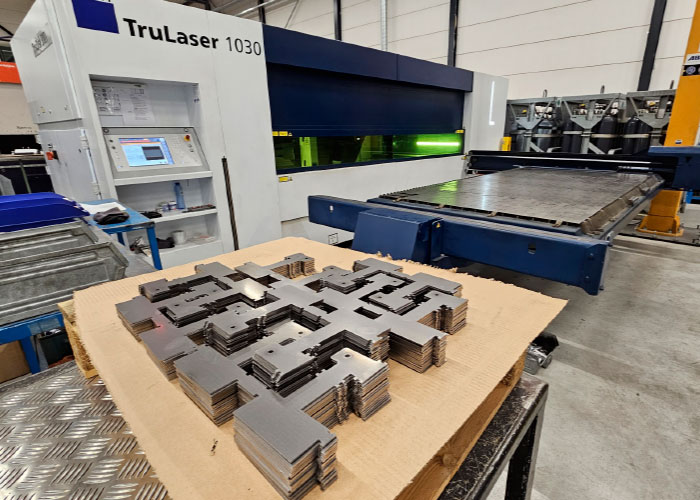 De nieuwe fiberlaser snijdt snel en makkelijk plaatdelen van 0,1 mm tot 10 mm dik.