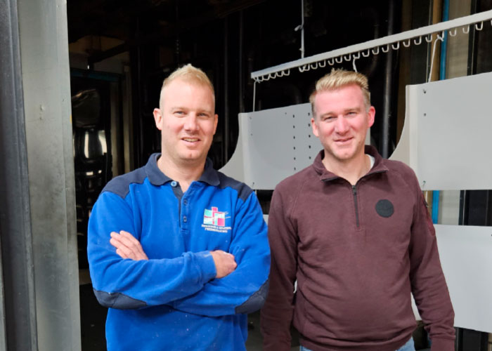 De broers Ton en Riny Slegers voor de nieuwe poedercoatoven, die door AVA Luchttechniek is geplaatst.