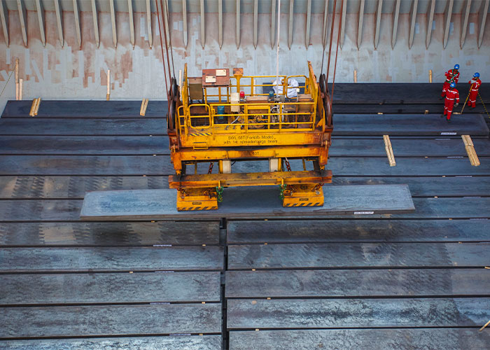 Stalen platen worden in een schip geladen in een Braziliaanse haven. (Foto: Worldsteel Association)