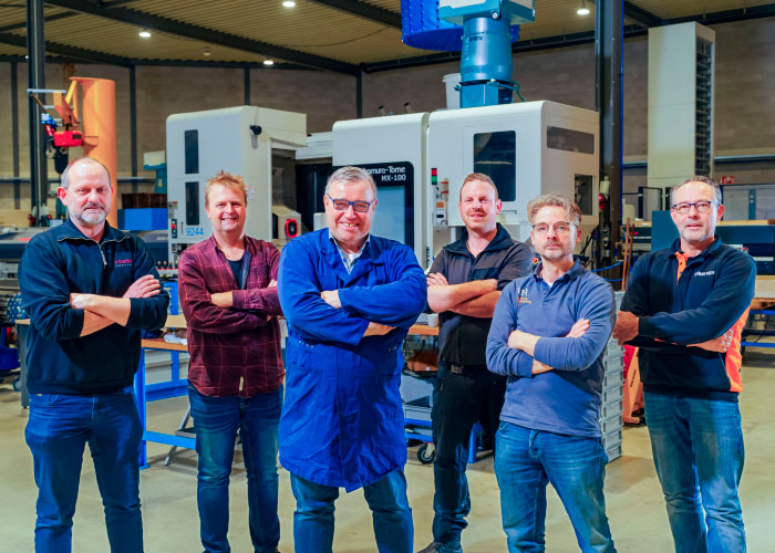 Zes van de leden van Holland CNC. V.l.n.r. Fred van Maasakkers, Wim Smits, Cor van Klooster, Ron van Happen, Menno Langelaan en Johan ter Hofstede. Niet op de foto, maar inmiddels ook toegetreden: Cas van Maasakkers.