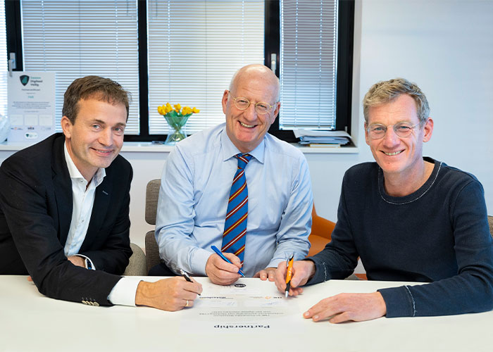 V.l.n.r.: Mark Helder, voorzitter Koninklijke Metaalunie, Theo Henrar ,voorzitter FME, en Paul van Nunen, directeur Cyber Weerbaarheidscentrum Brainport. (Foto Pieter Magielsen NFP).