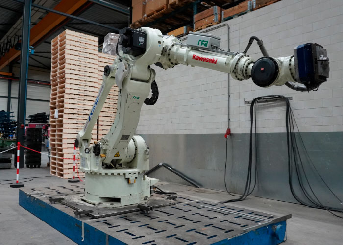 Douna wil de Hedelius T7 uitrusten met robotautomatisering. Op dit moment worden er testen uitgevoerd met een grote industriële robot die tot 160 kg kan handelen.