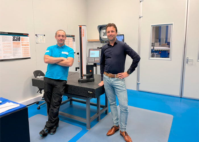 Moreno Drost (meettechnicus/quality) van Machinefabriek JMBA (links) en Menno de Kimpe van Toolingpartners bij de nieuwe LH-600F/FG motorisch gestuurde hoogtemeter van Mitutoyo.