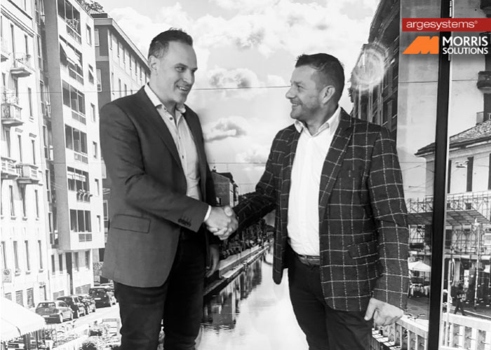 Morris Giaccone van Morris Solutions en CEO Andrea Argentin van Argesystems schudden elkaar de hand. Door dit partnerschap kan Morris voortaan compleet geautomatiseerde kantbank-oplossingen bieden.