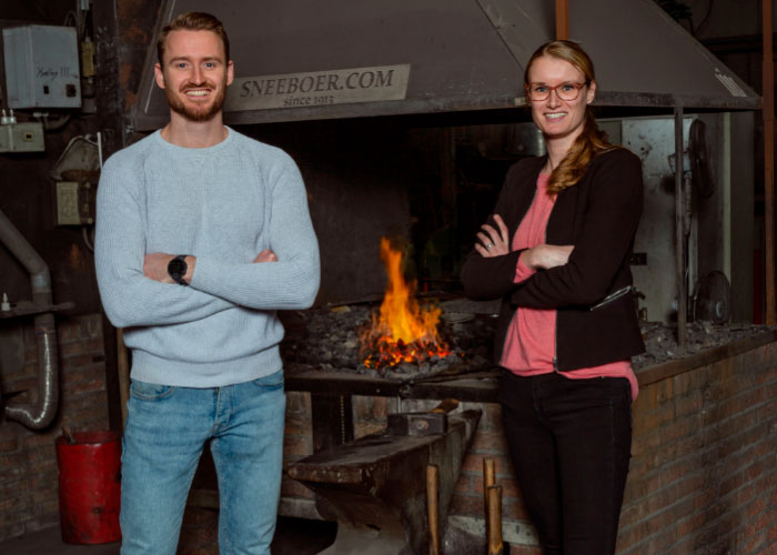 Sjoerd en Laura Sneeboer hebben het bedrijf twee jaar geleden overgenomen van hun ouders. Samen nemen zij de verduurzaming van het productieproces krachtig ter hand.