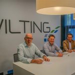Frank de Beijer (Wilting), Geert Ketelaars (Wilting) en Jo Nelissen (ABN Cleanroom Technology) tekenen de contracten voor de nieuwe cleanroom.