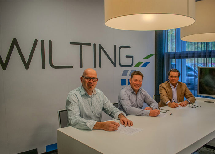 Frank de Beijer (Wilting), Geert Ketelaars (Wilting) en Jo Nelissen (ABN Cleanroom Technology) tekenen de contracten voor de nieuwe cleanroom.