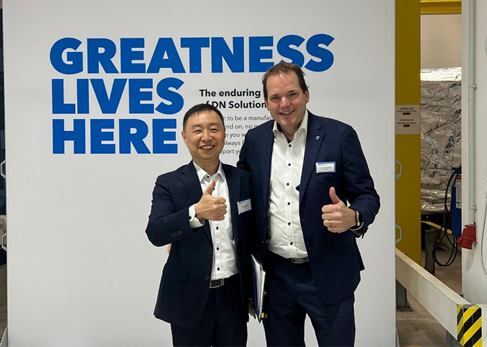 Dormac CNC Solutions kan ook gebruik maken van het nieuwe R&D Center om klanten digitalisering en automatisering te laten ervaren bij de nieuwste generatie machines. Brandon Kim (managing director DN Solutions Europe) en Dormac-directeur Joost Verschure zien dat helemaal zitten.